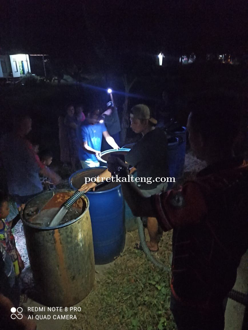 Bambang Purwanto Bantu Warga Kotawaringin Timur Hadapi Kemarau dengan 16 Truk Air Bersih
