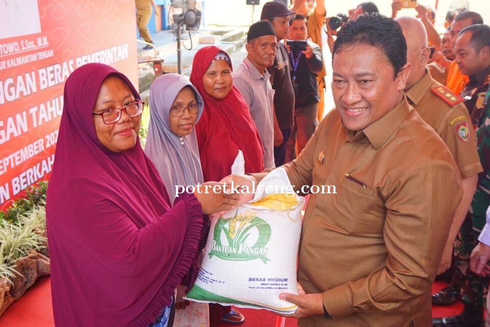 Wakil Gubernur Kalteng Lepas Penyaluran Bantuan Pangan Beras Provinsi Kalteng Tahun 2023