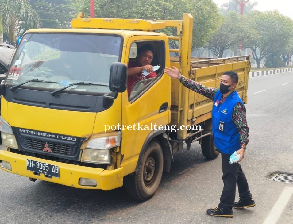 Dinas Sosial Provinsi Kalteng Bagikan Masker Gratis Kepada Masyarakat