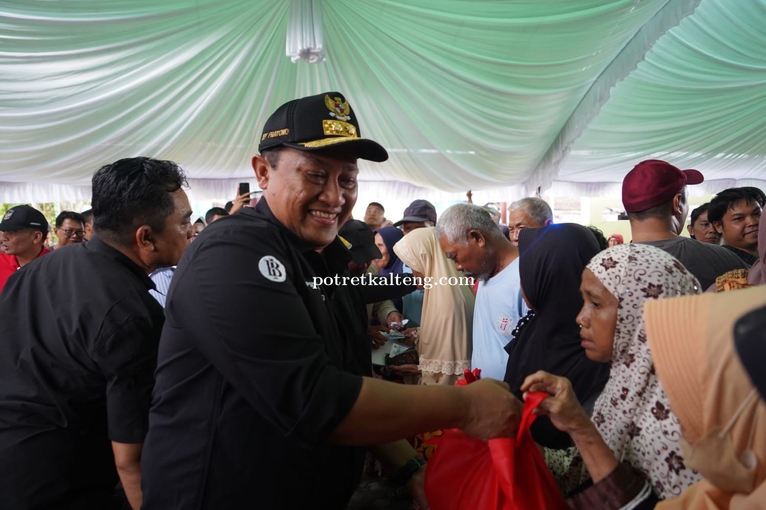 Wagub Kalteng Dampingi Gubernur Dalam Pembukaan Pasar Penyeimbang di Kotim