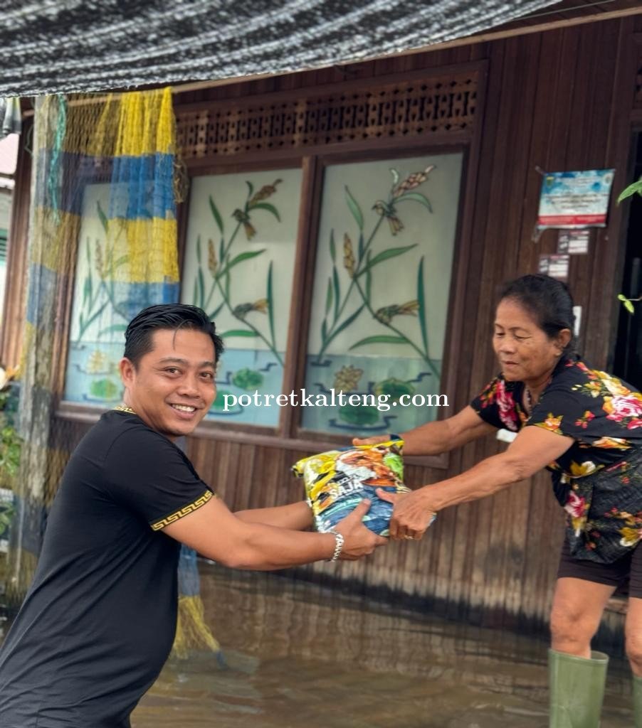 PT. BARITO RAJA BERKAH Bagikan Ratusan Karung Beras Untuk Korban Banjir Barito Selatan