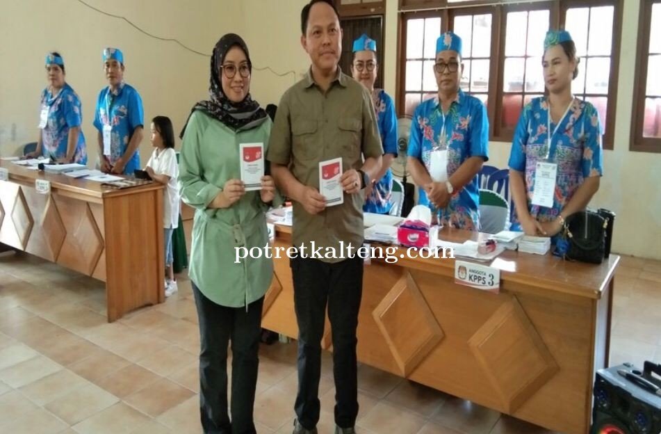 Pj.Bupati Barsel dan Isteri Salurkan Hak Suaranya di Pemilu 2024 di Buntok Kota