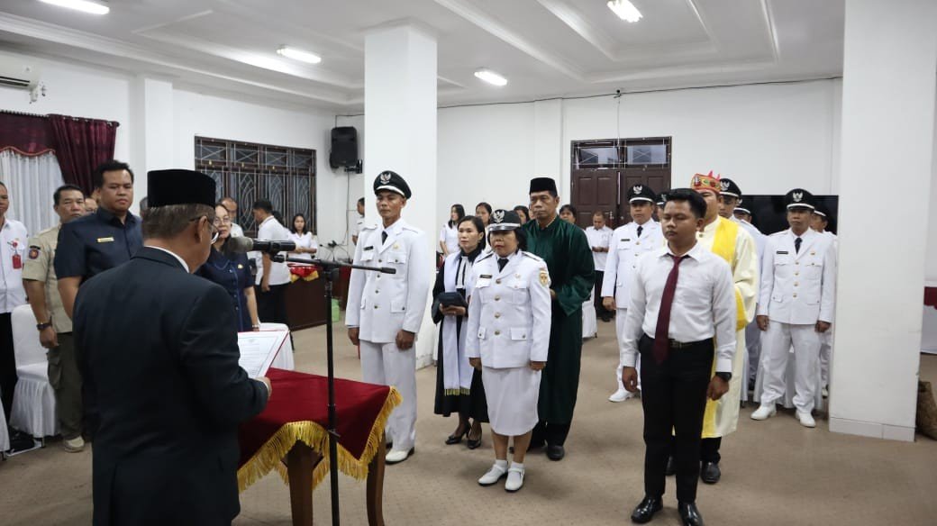 Pj. Bupati Gunung Mas Lantik Kedes dan Resmikan Anggota BPD PAW