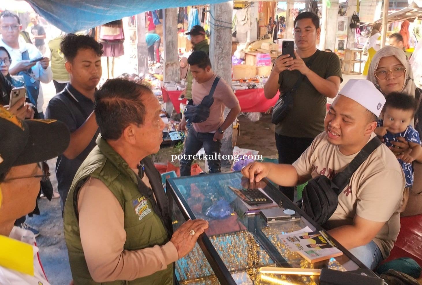 Abdul Razak Terjun Langsung ke Pasar Tradisional Pulang Pisau, Sapa Warga dengan Semangat Menyala