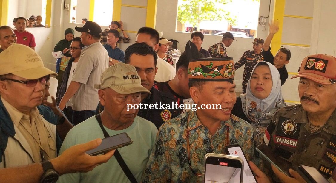 Gubernur Terpilih H. Agustiar Sabran Bagikan Makanan untuk Korban Banjir di Mendawai