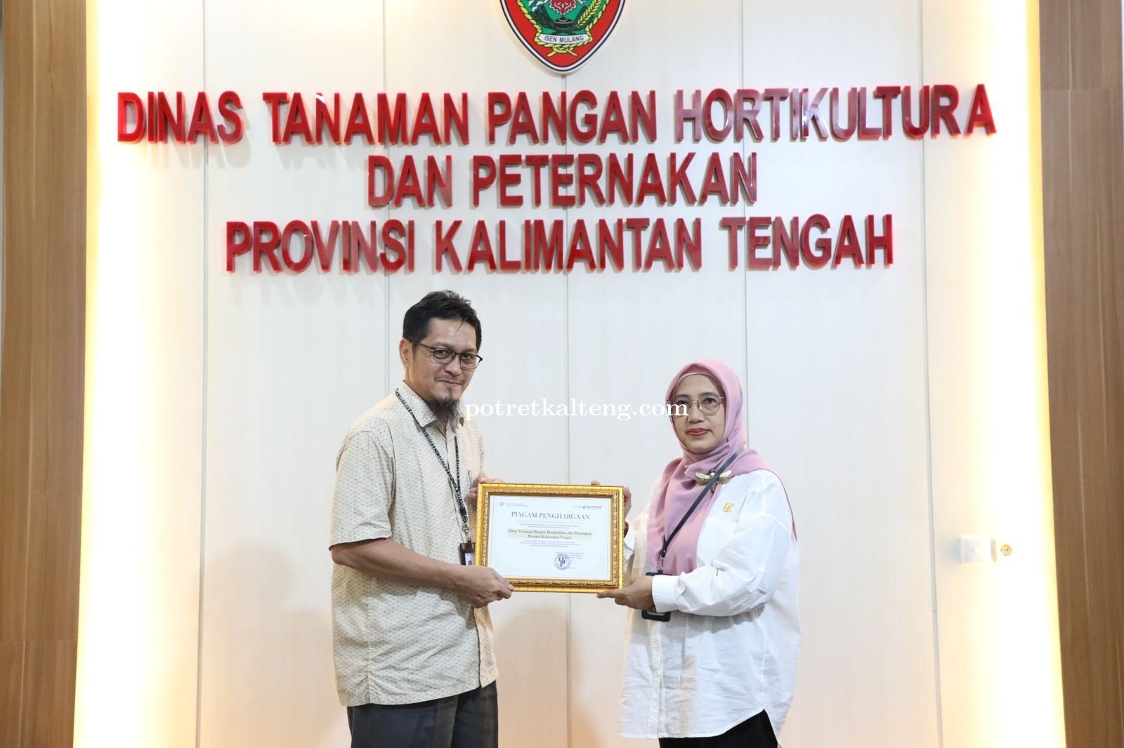 Kadis TPHP Provinsi Kalteng Terima Penghargaan dari BPS atas Dukungan Data Mikro Sektoral