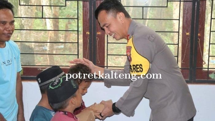 Senyum Bahagia Warga dan Anak Yatim Murung Jambu, Terima Bantuan dari Kapolres Balangan