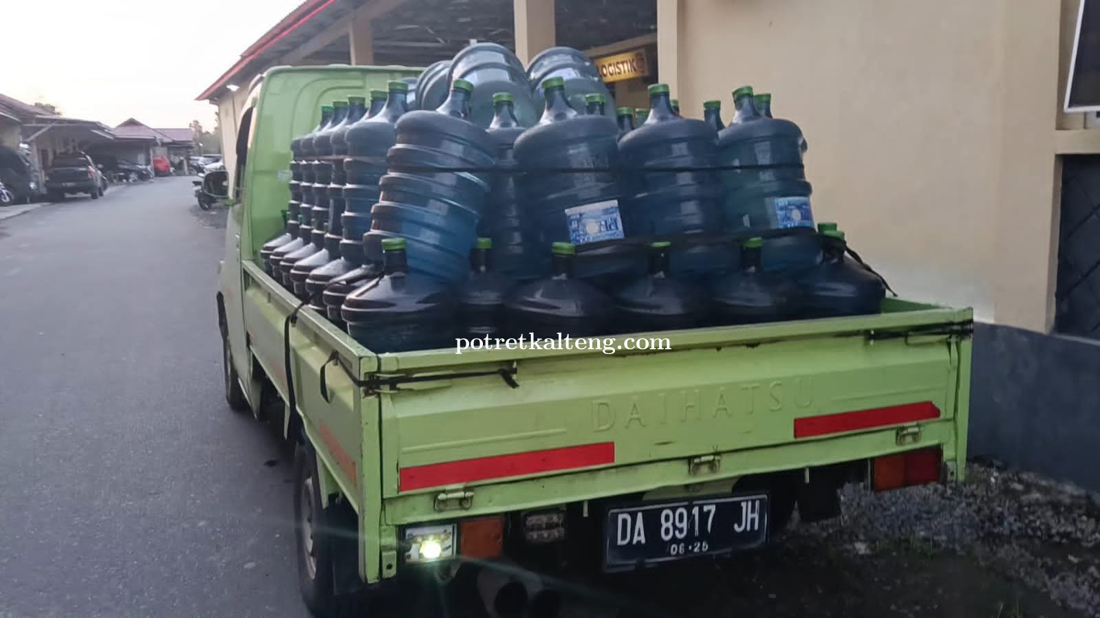 Polres Kapuas Tangkap Pelaku Penyalahgunaan Merek Air Minum \'Prof\' Tanpa Izin