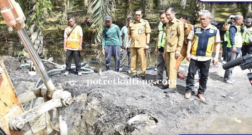Tidak Lempar Tanggung Jawab Wewenang, Pj Bupati Barito Utara Tinjau Jalan Nasional Yang Rusak