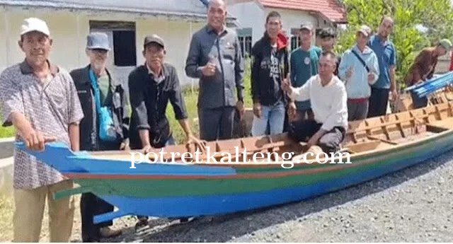 Pemkab Kapuas Serahkan Bantuan Perahu, Saferaniansyah Harap Program Dilanjutkan