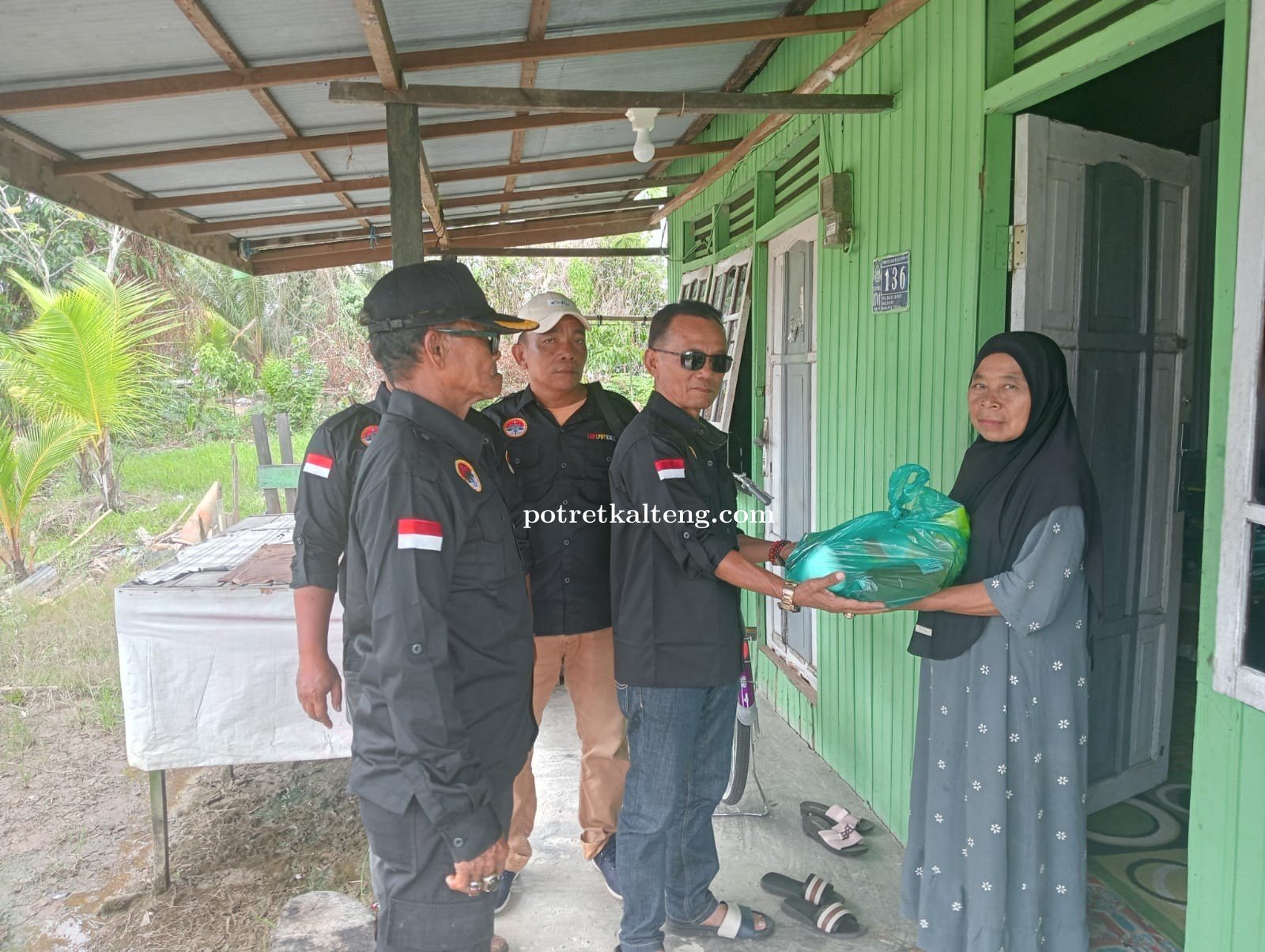 Peringati HUT RI ke-80, LSR LPMT Kapuas Bagikan Sembako kepada Lansia Kurang Mampu