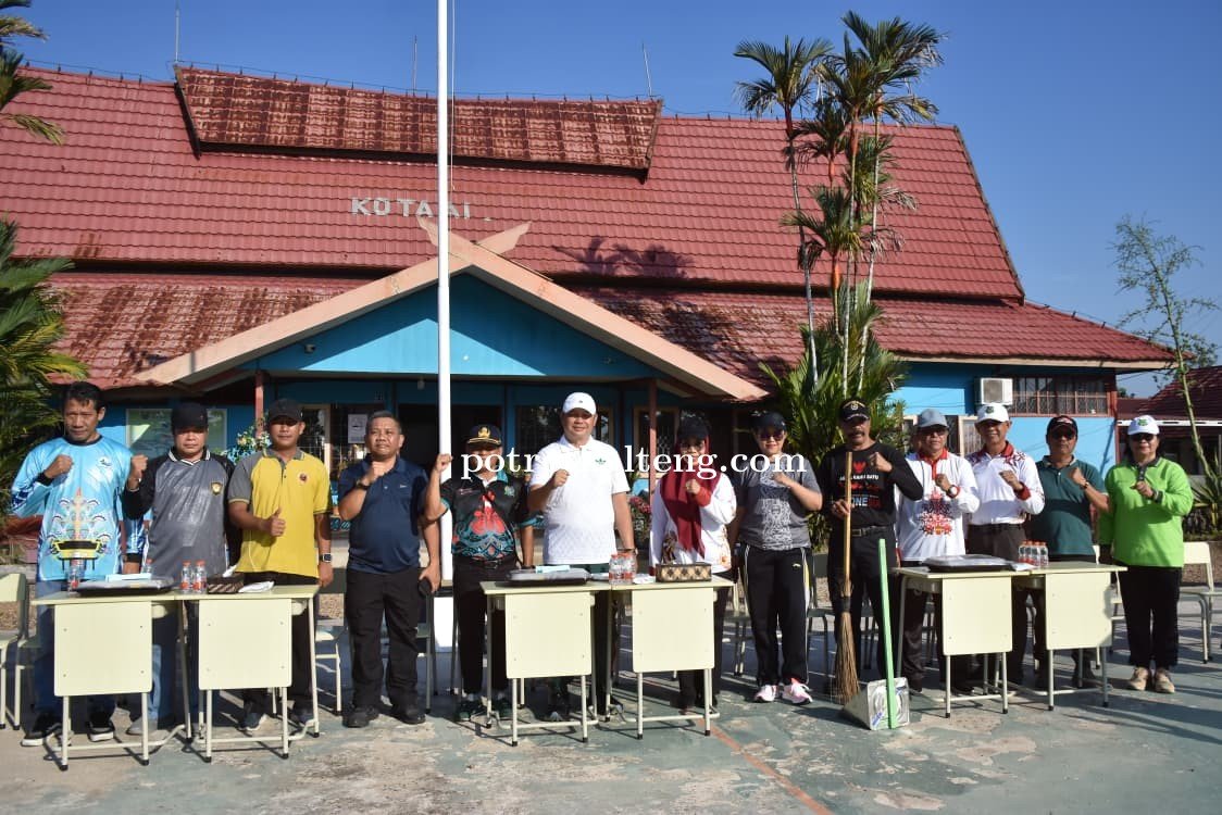 Sekda Kapuas Pimpin Kegiatan Jumat Bersih dan Hijau 2025 di SMKN 3 Kuala Kapuas