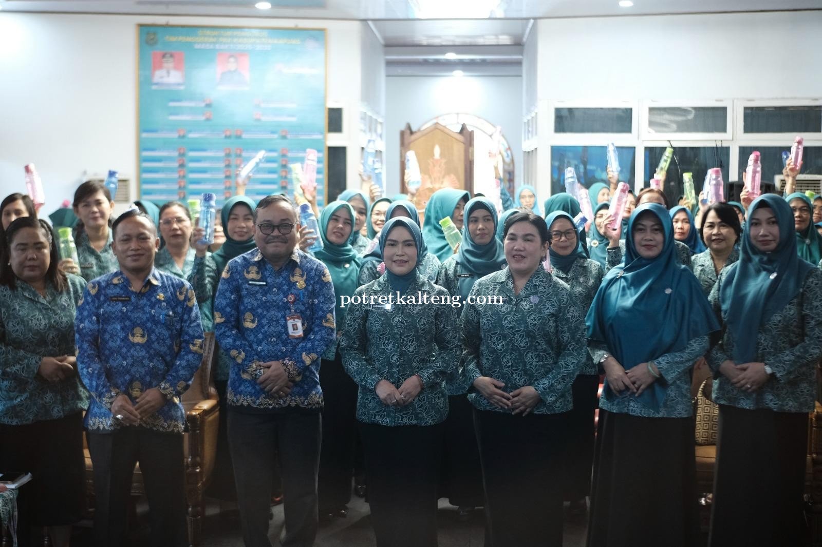 Kunci Kesejahteraan Keluarga: Ketua TP PKK Hj. Siti Saniah Buka Penguatan 10 Program Pokok PKK