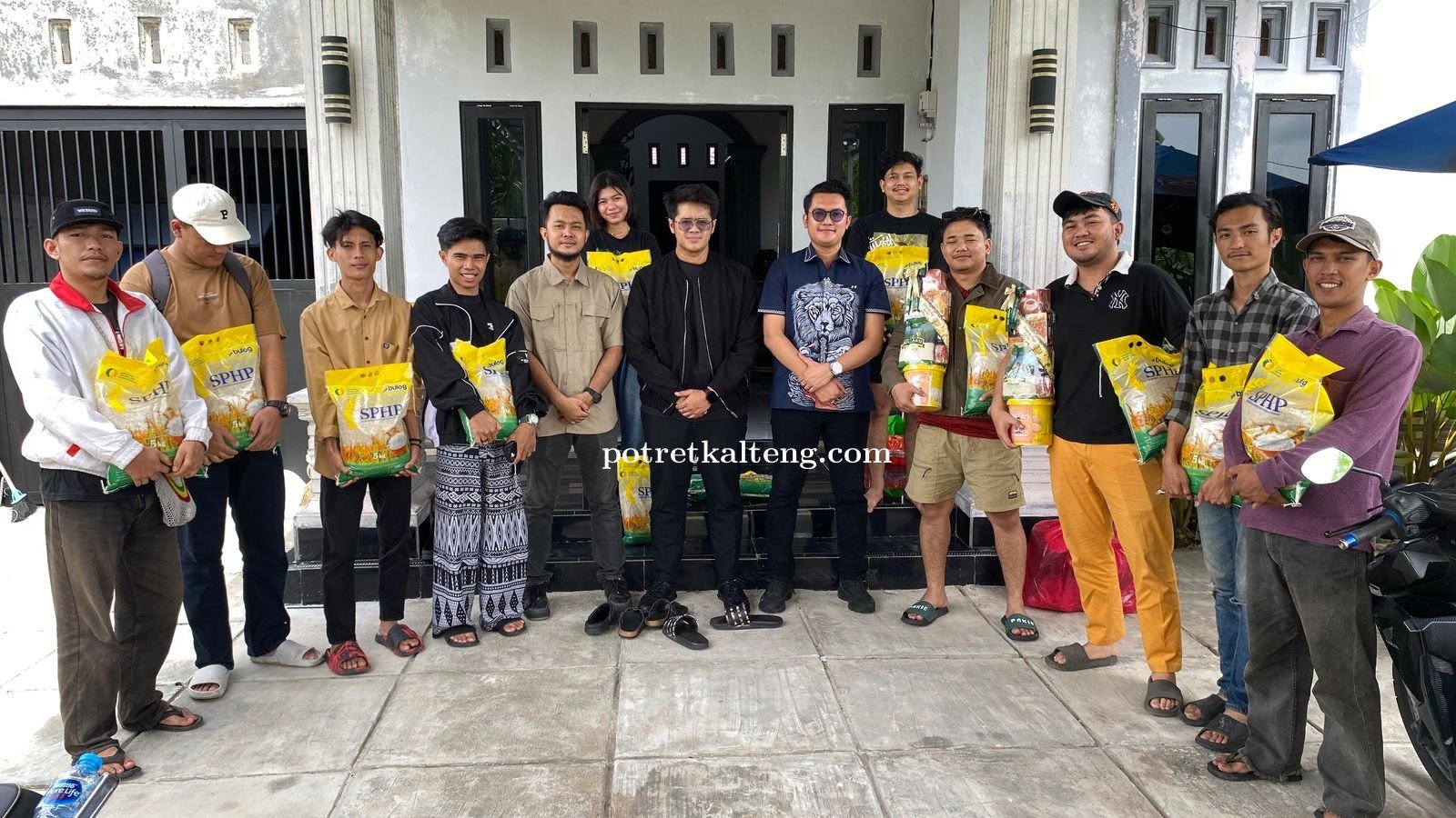 Salurkan Bantuan Beras dari Muhammad Syauqie, Enrico Tulis Sasar Kader Sapma PP dan Warga