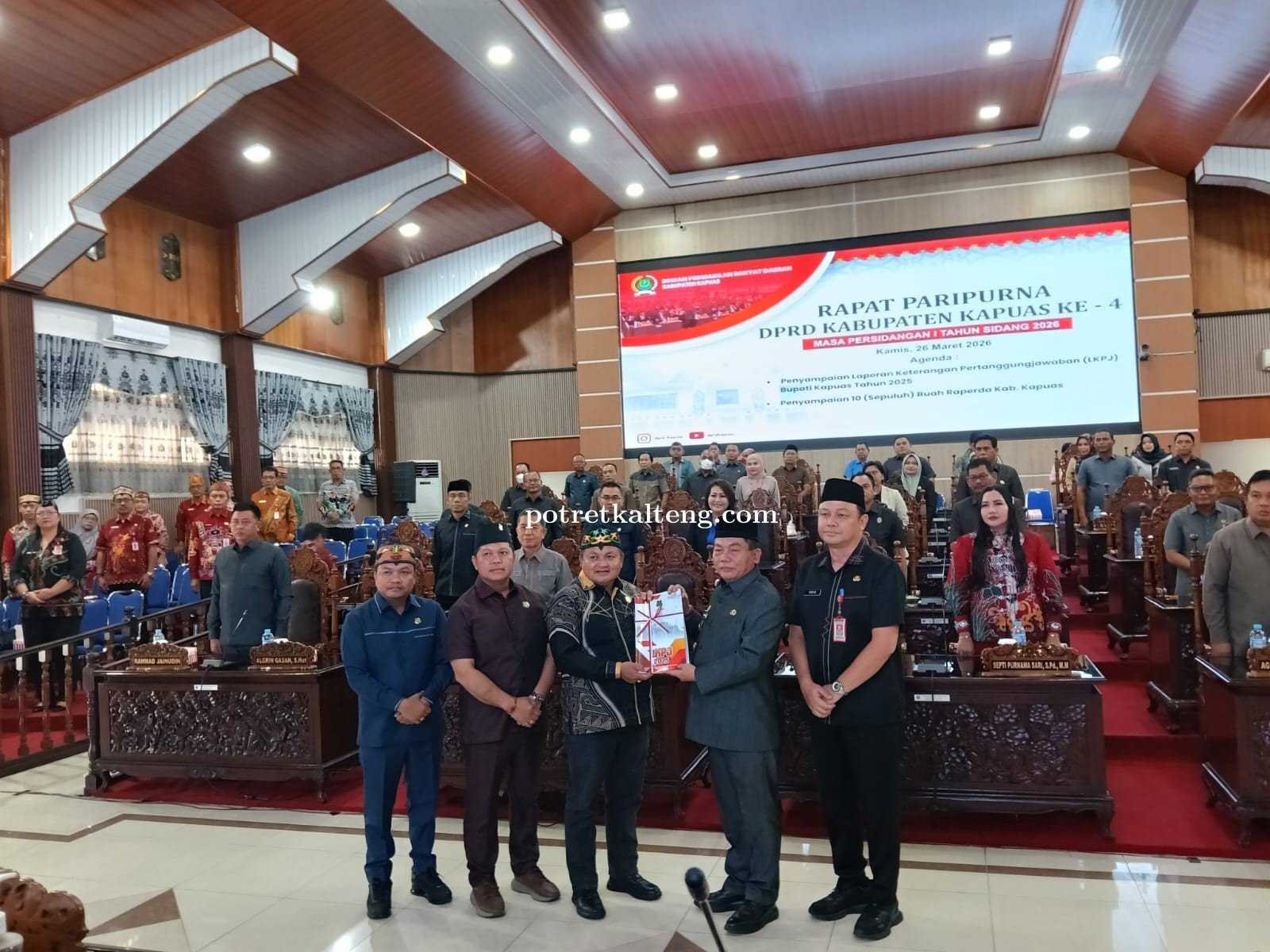 DPRD Kapuas Gelar Paripurna, Bupati Serahkan LKPJ 2025 dan 10 Raperda
