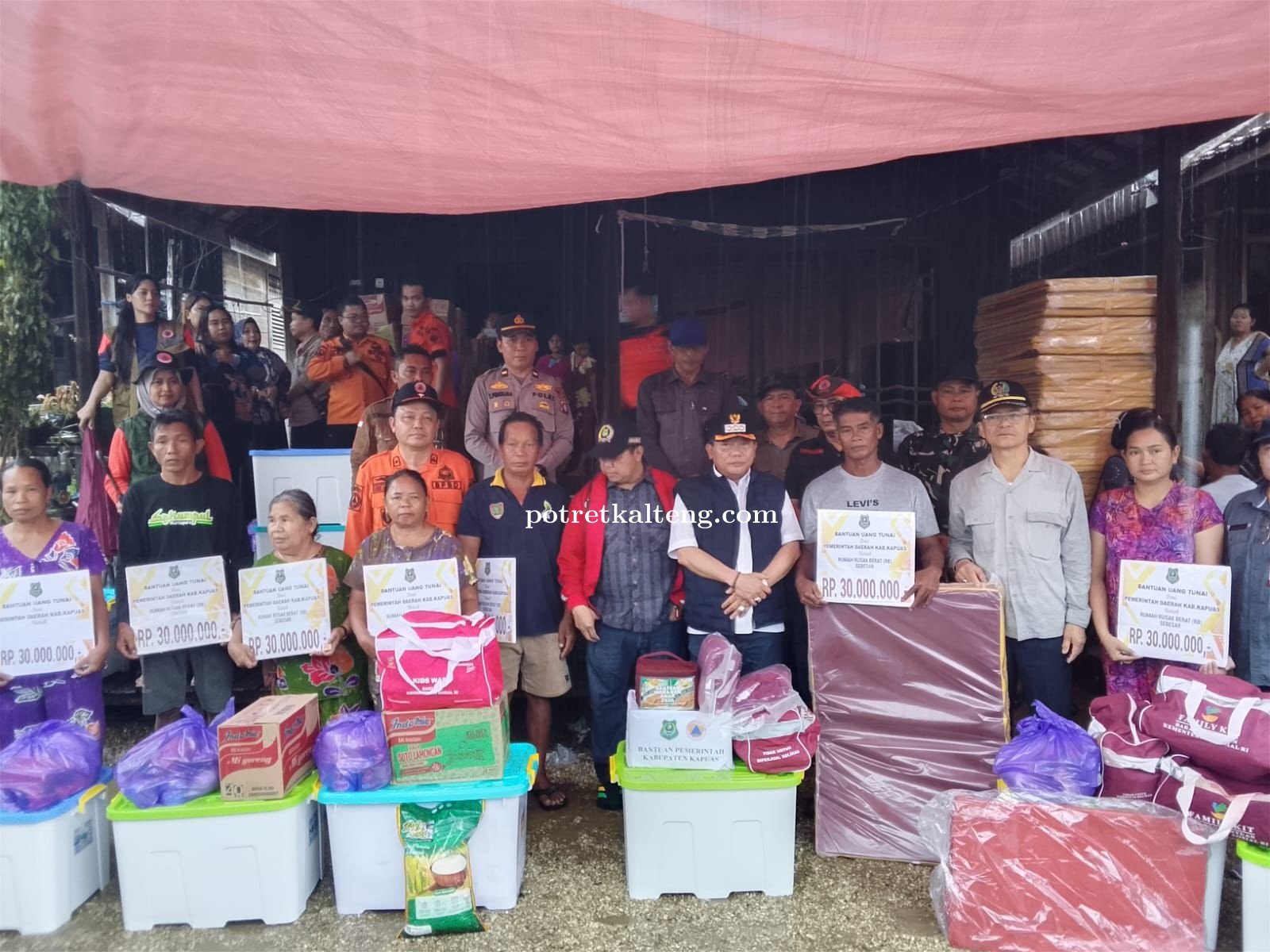 Bupati Kapuas Salurkan Bantuan Senilai Rp30 Juta per Rumah untuk Korban Kebakaran Lawang Kamah