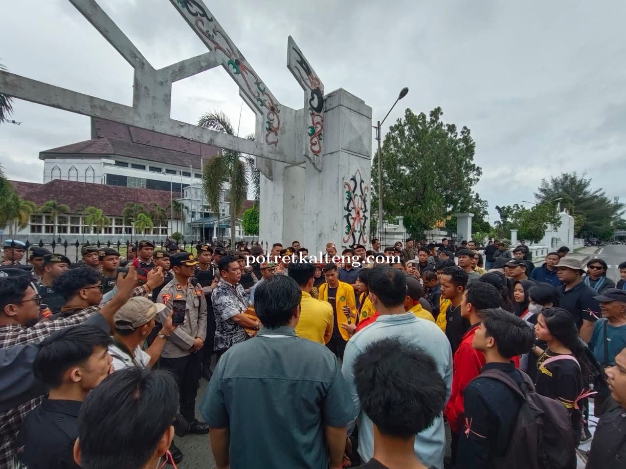 Darurat Demokrasi Kalteng! Ketua DPRD & Pangdam Kompak Bungkam, Mahasiswa Tuntut Transparansi Hukum