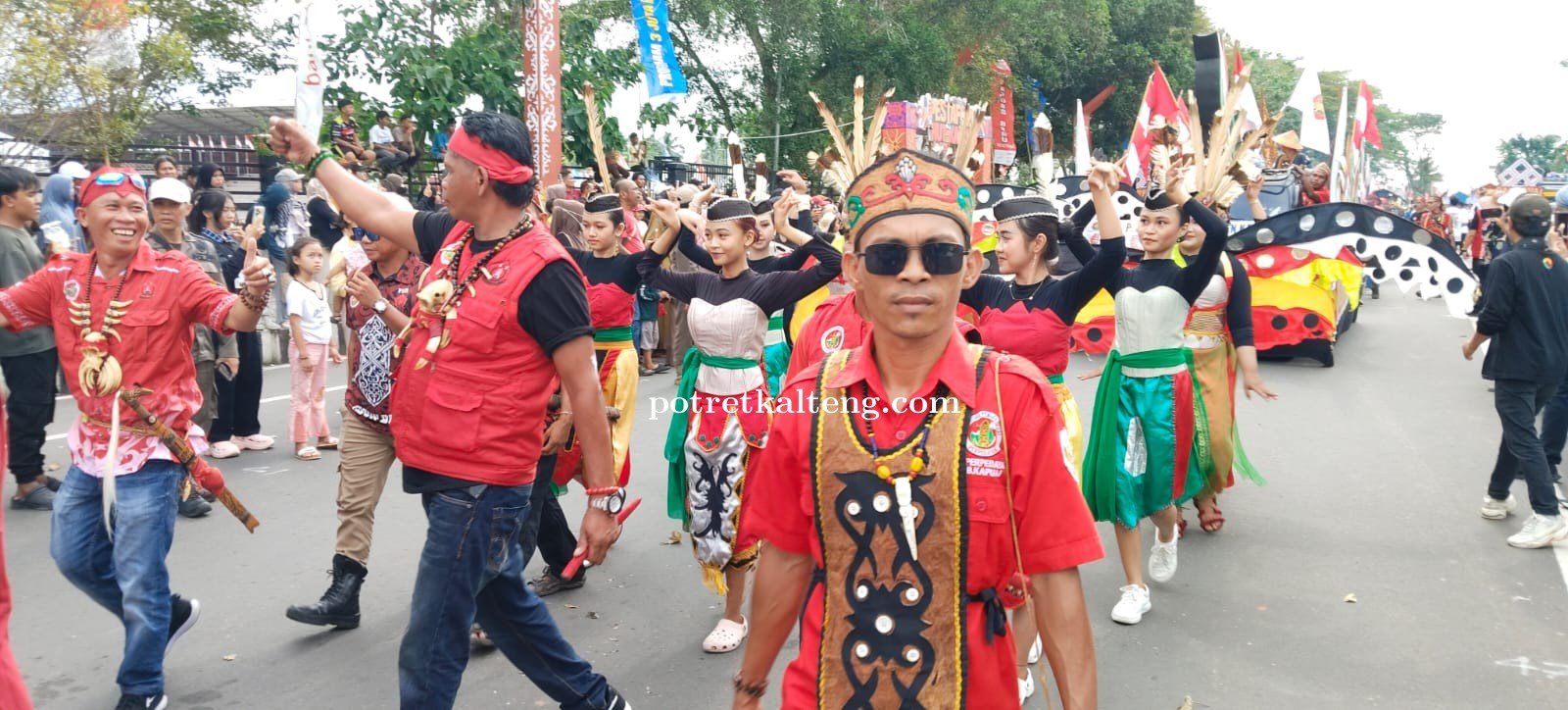 Rayakan Hari Jadi Ke-220 Bupati Wiyatno Lepas Ribuan Peserta Karnaval Budaya Kapuas Tampilkan Harmon
