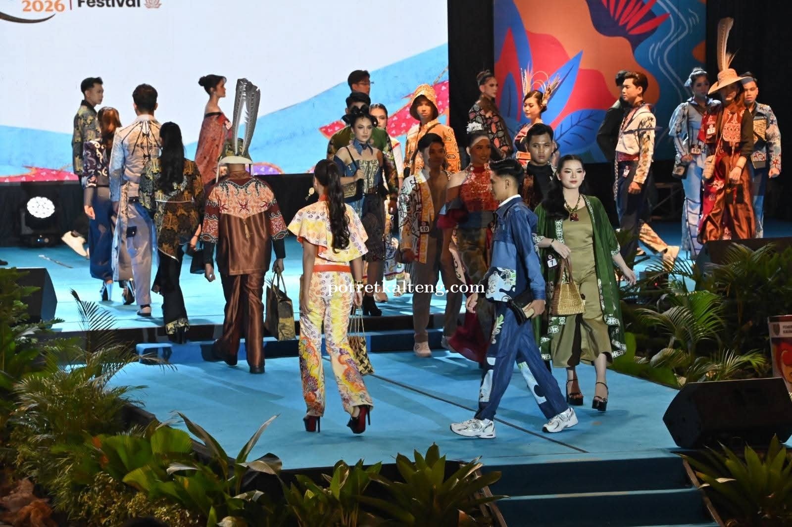 Wastra Kalteng Bersinar di Panggung Festival, Dekranasda Angkat Budaya Lokal Lewat Fashion