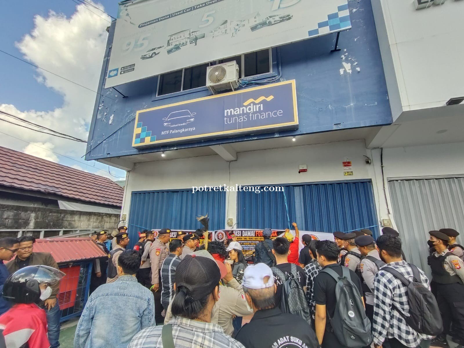 FORDAYAK Tuntut Pemulihan Nama Debitur, Kantor MTF Disegel Hingga Ada Solusi
