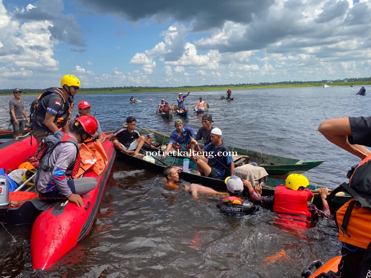 TIM SAR GABUNGAN TEMUKAN KORBAN PERAHU TERBALIK DI DANAU SABABILAH BARITO SELATAN