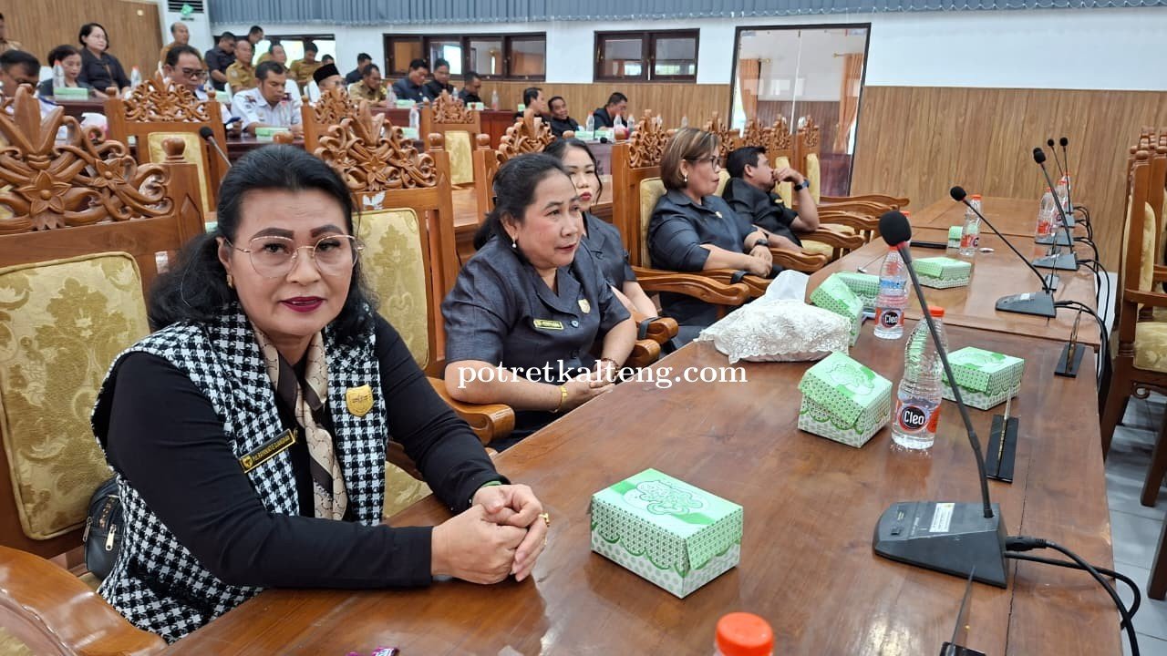 Anggota DPRD Kabupaten Gunung Mas Rayaniatie Djangkans, Minta Direktur Perumdam Buktikan Kinerja pad