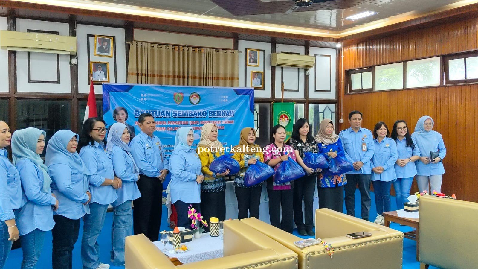 600 PAKET SEMBAKO BERKAH DWP SETDA KALTENG SANTUNI PEGAWAI DAN PANTI ASUHAN