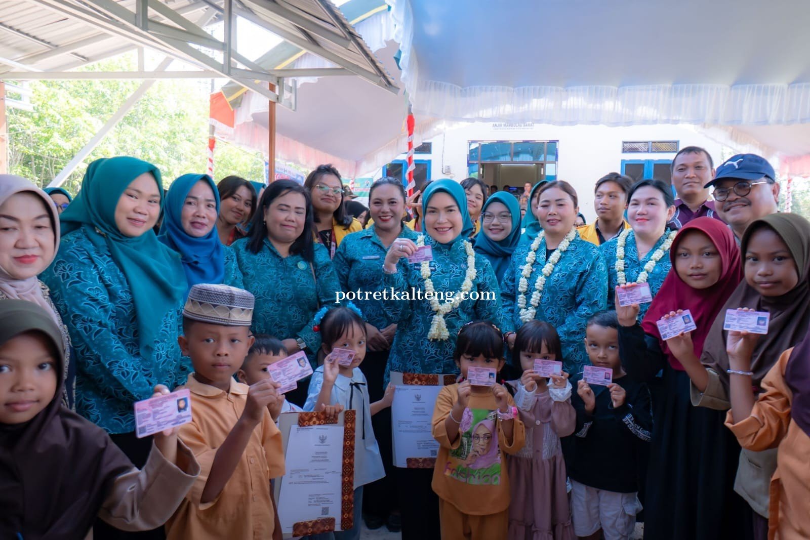 Ketua TP PKK Kapuas Tinjau Pelayanan Jemput Bola Administrasi Kependudukan di Kapuas Timur