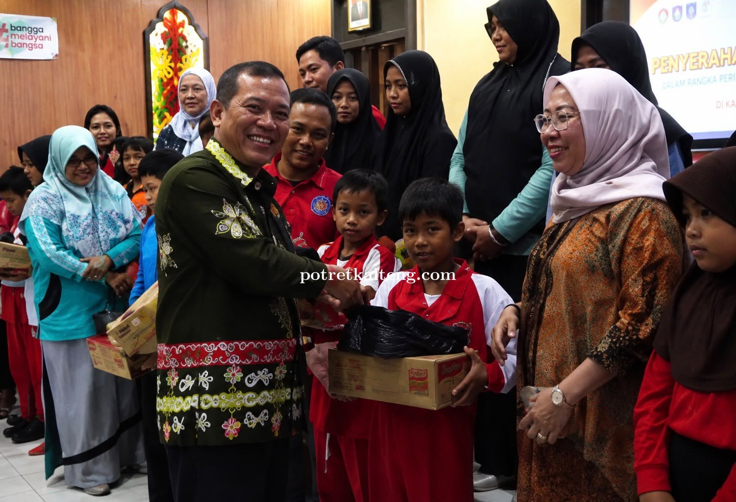 Pemkab Murung Raya Bantu 230 Pasang Sepatu Sekolah untuk Siswa