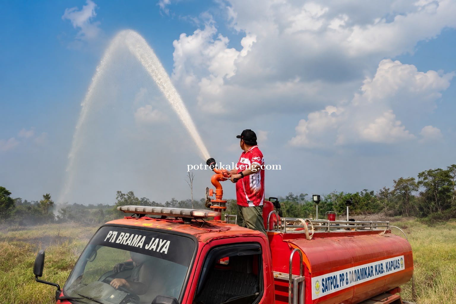 Gercep Camat Dan Wakapolsek Kapuas Hulu, Terjun Langsung Padamkan Kebakaran Lahan