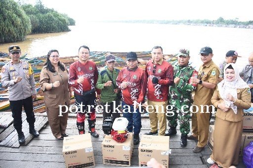 Bupati Kapuas Serahkan Bantuan Perahu untuk Nelayan di Kapuas Barat