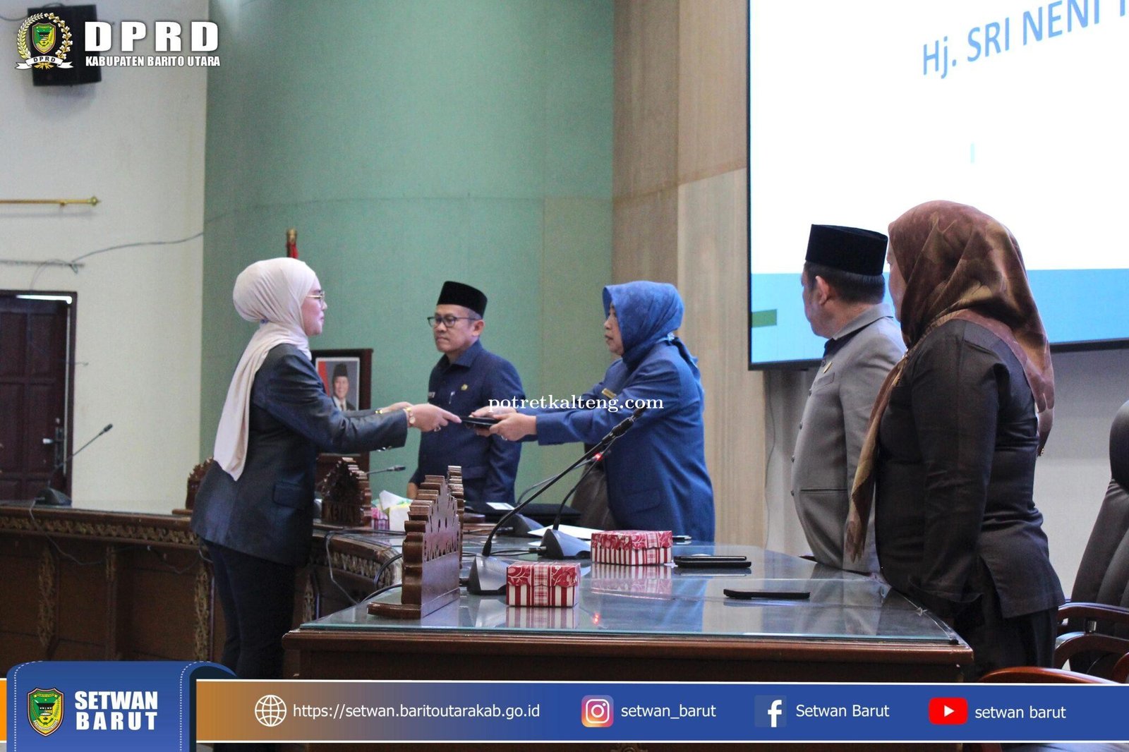 Simbolis Penyerahan Dokumen: Pimpinan DPRD dan Pj Bupati Tunjukkan Komitmen Bersama