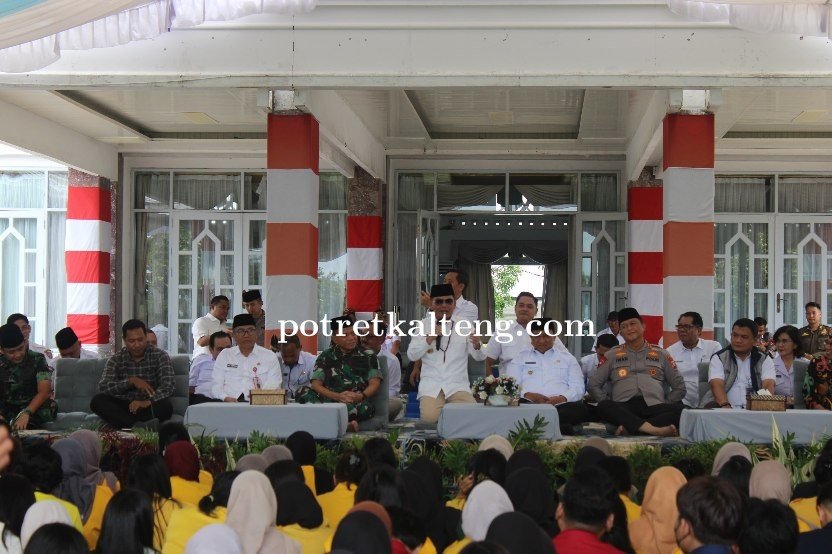 Gubernur Agustiar Bagikan 3.000 Paket Sembako dan Uang Rp100 Untuk Setiap Mahasiswa