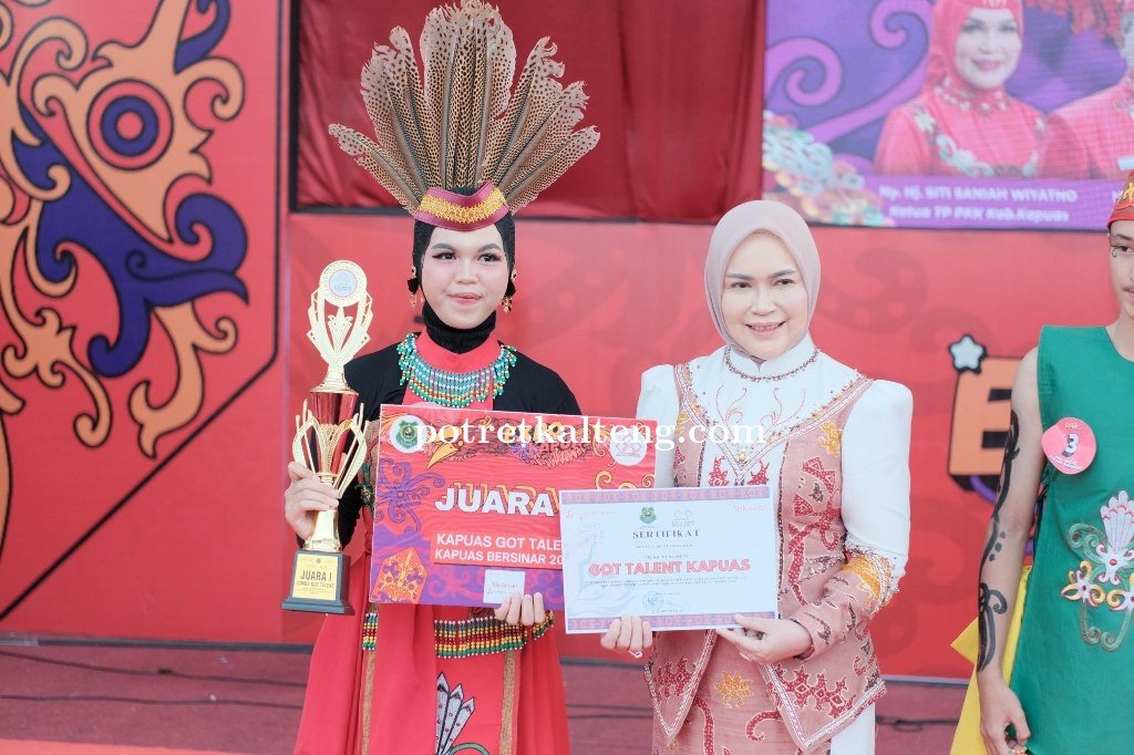 Ketua TP PKK Kapuas Serahkan Hadiah Juara Kapuas Got Talent 2026 di Expo Kapuas Bersinar
