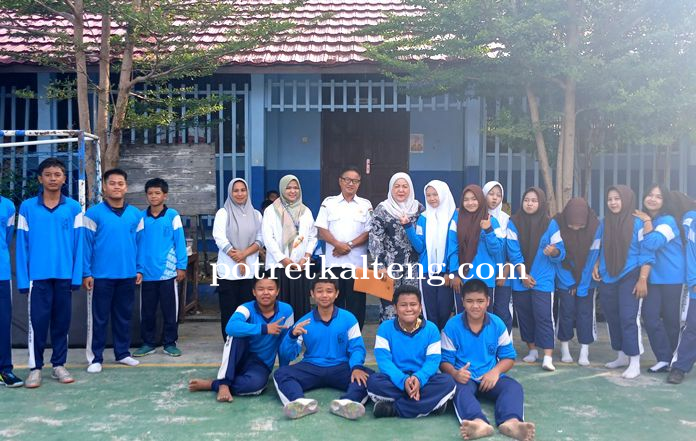 Wakil Ketua DPRD Barito Utara Tinjau Sarana Pendidikan di SMPN 2 Muara Teweh