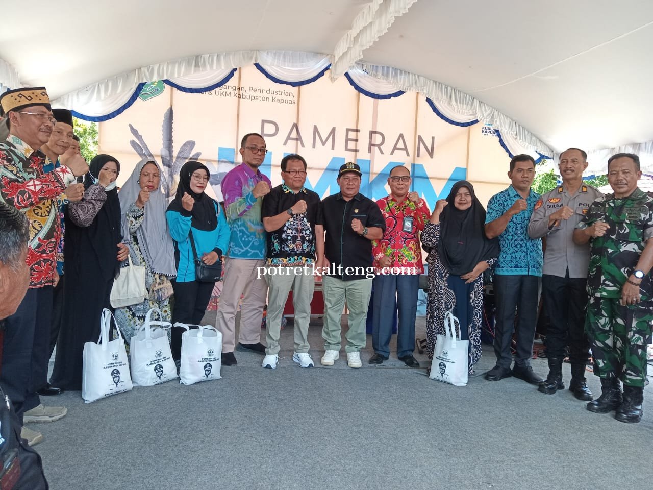 Menjelang Idul Adha, Pj Bupati Kapuas Buka Pasar Murah dan Pemeran UMKM