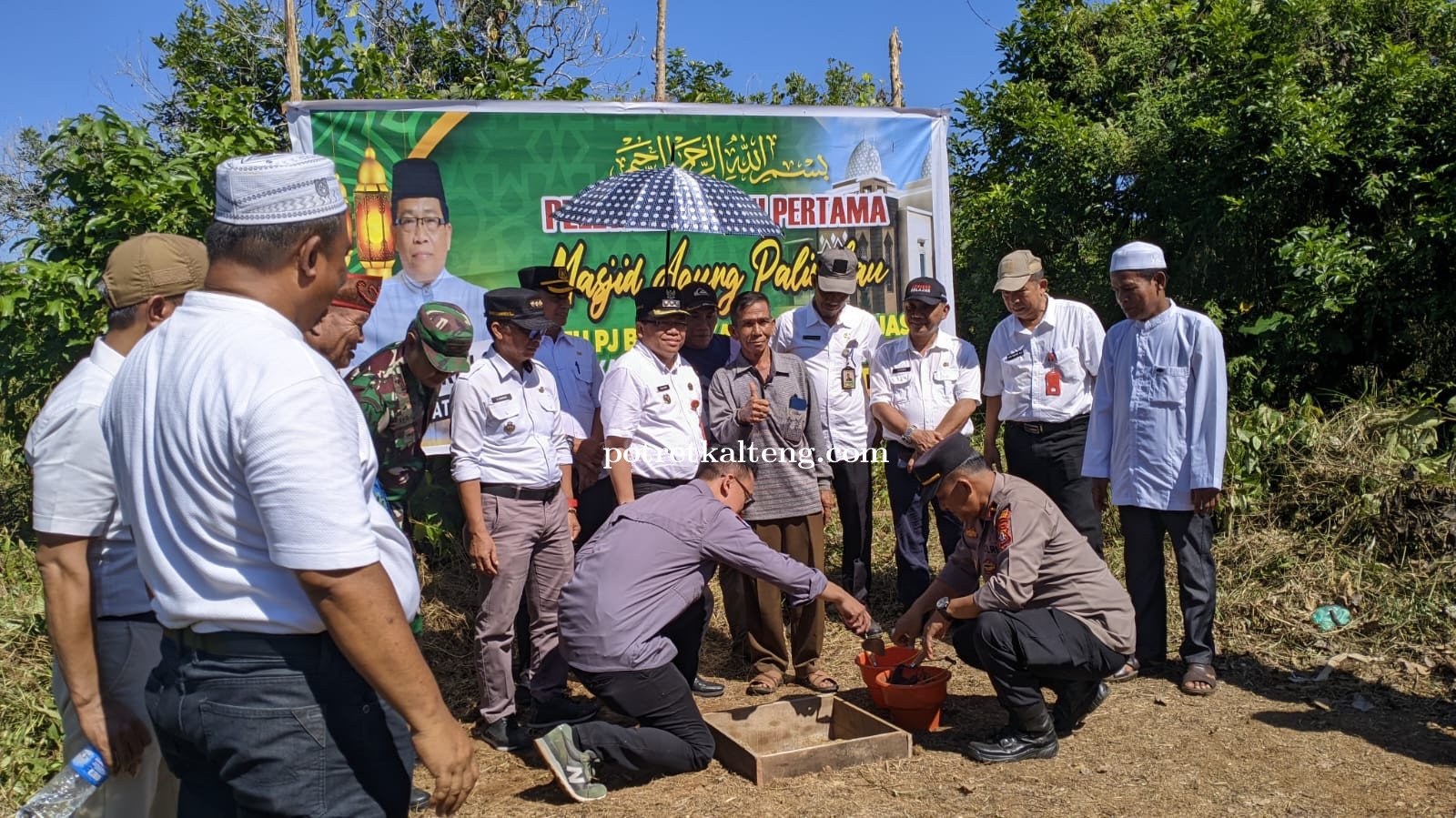 Pj Bupati Kapuas Pimpin Peletakan Batu Pertama Pembangunan Masjid Agung Palingkau