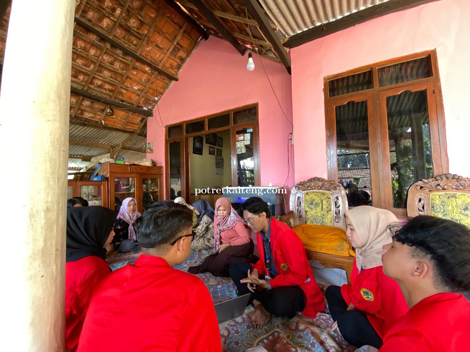Mahasiswa Untag Surabaya Berikan Pendampingan Packaging Kripik Pisang Untuk Warga Desa Dilem